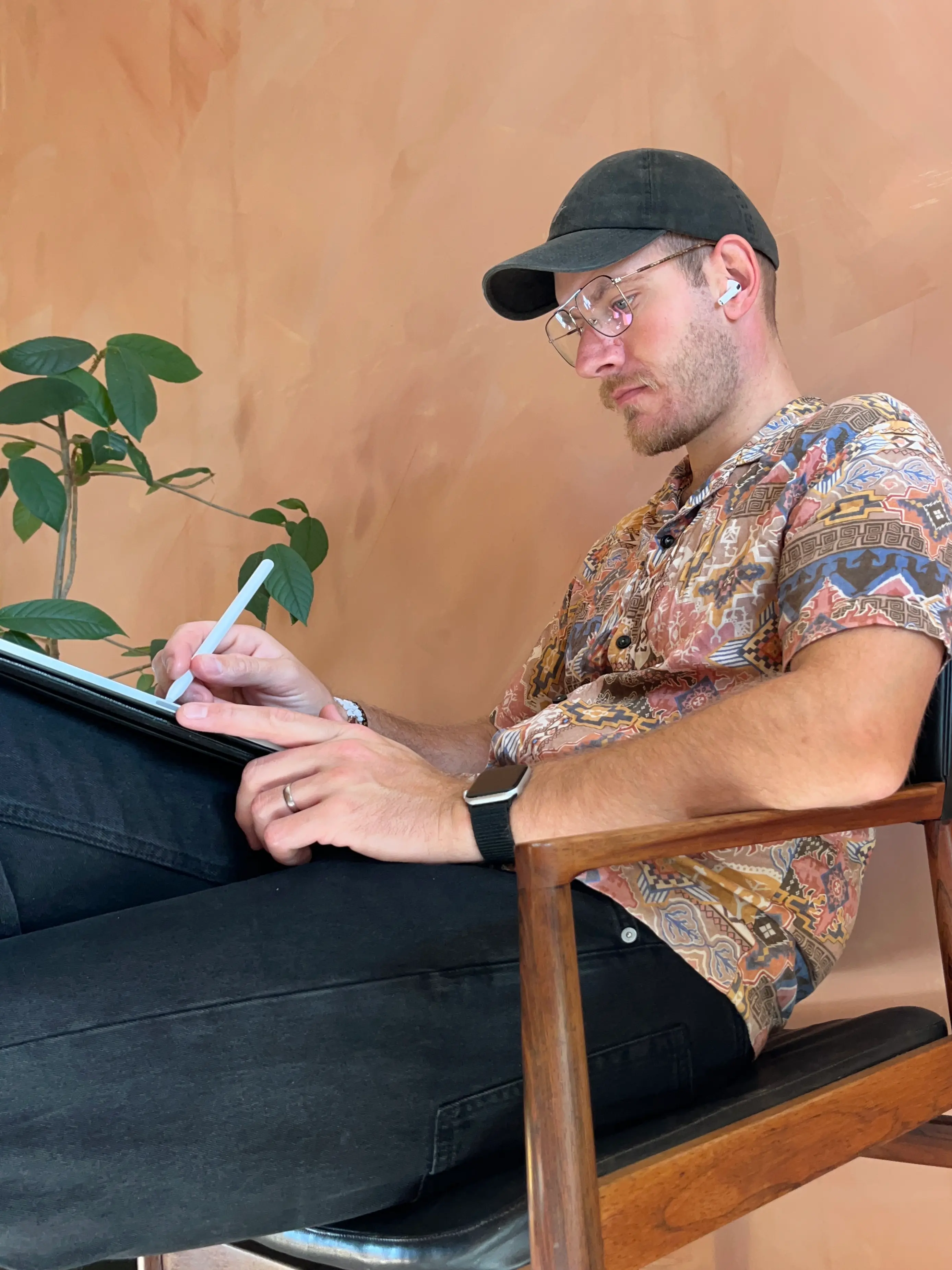 Christoffer Wallman arbetar med webbutveckling på sin iPad